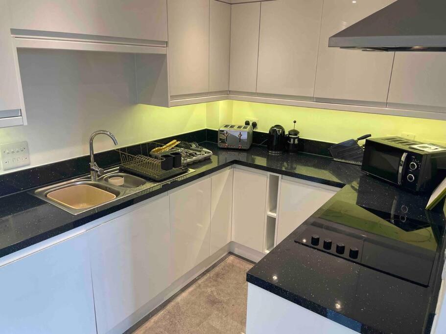 באת' 2 Bed City Centre Flat מראה חיצוני תמונה