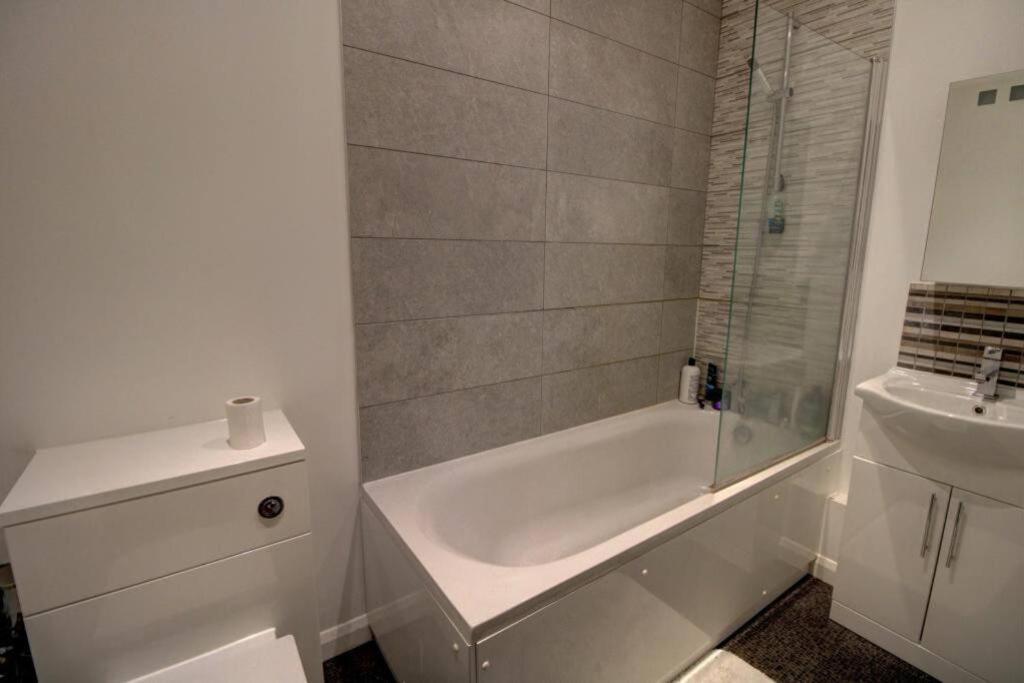 באת' 2 Bed City Centre Flat מראה חיצוני תמונה