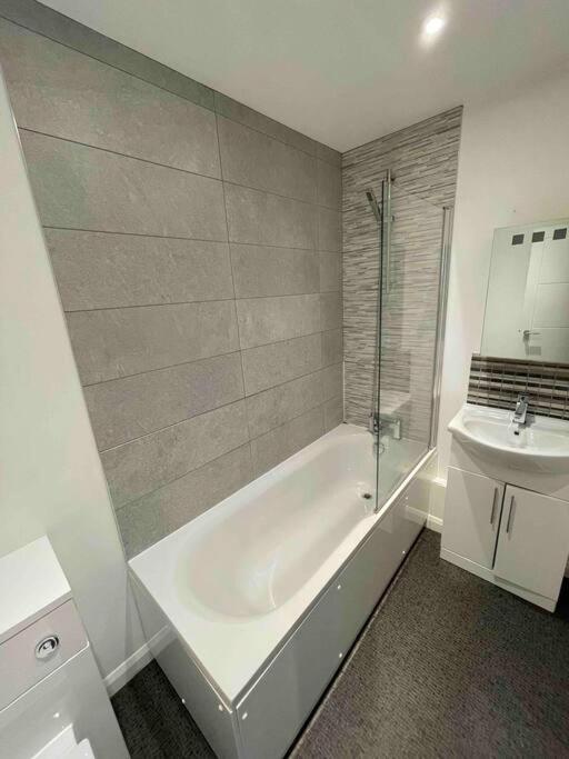 באת' 2 Bed City Centre Flat מראה חיצוני תמונה